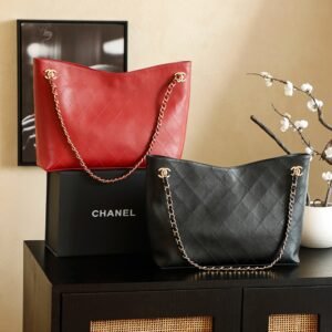 25 Bag Calfskin Quilted Chain Tote Bag with Interlocking CC Hardware